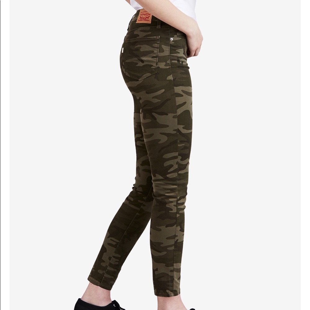 Levis Women 711 Skinny Camo Jeans